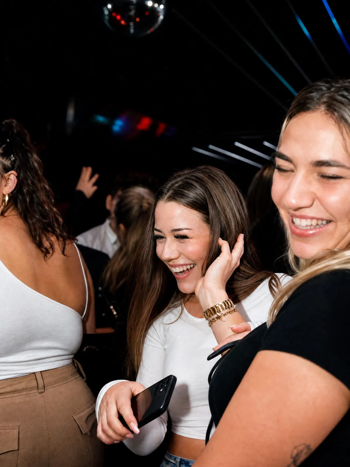 Lachende Gäste im Club